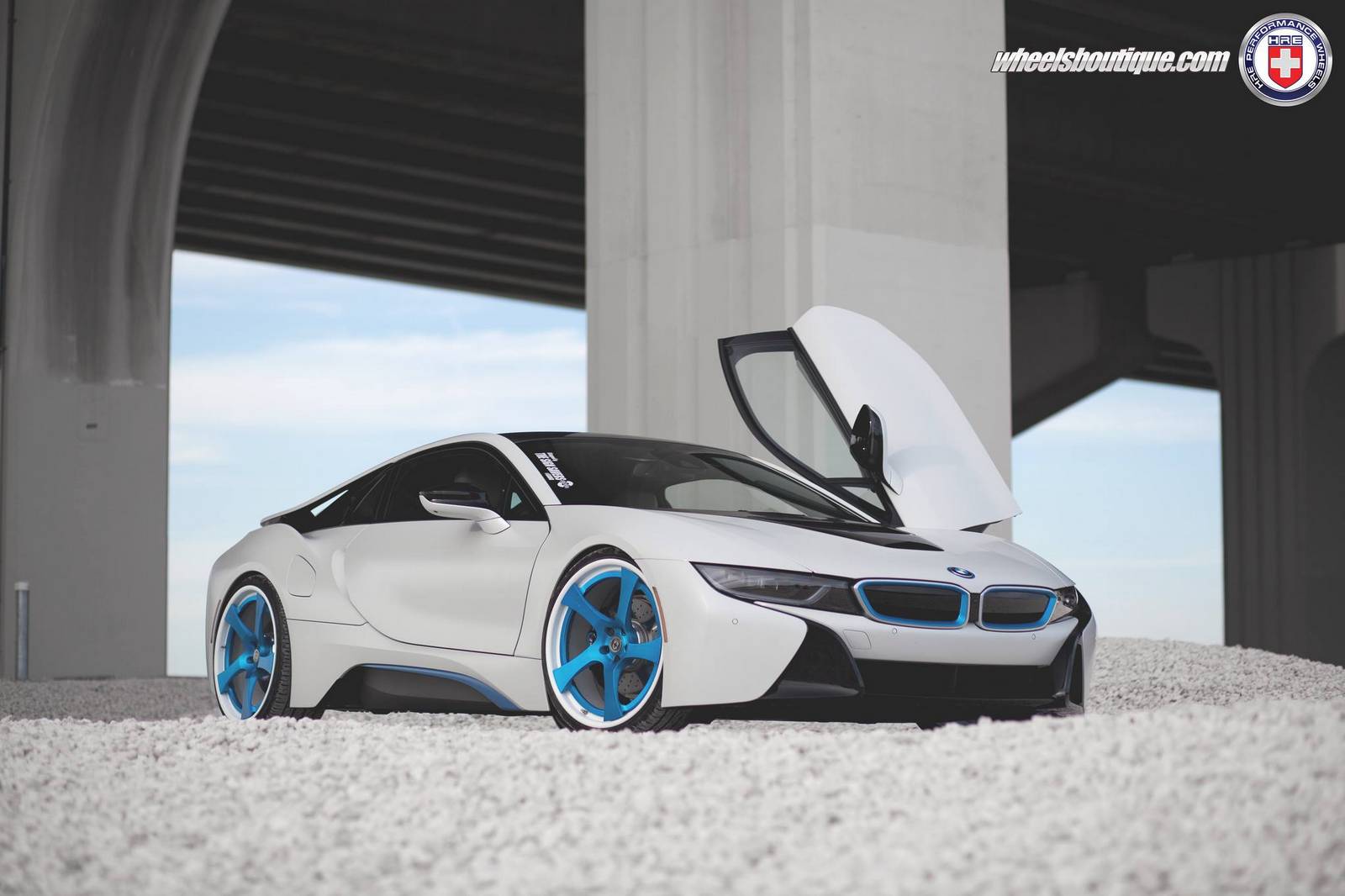 Белоснежный заниженный BMW i8 на синих дисках HRE